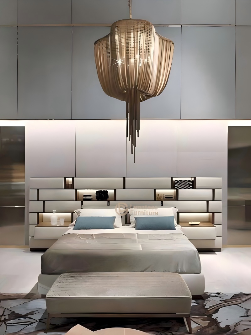 Luxus trifft auf Handwerkskunst – unser neues Statement-Bett mit eleganten Metallakzenten. ✨